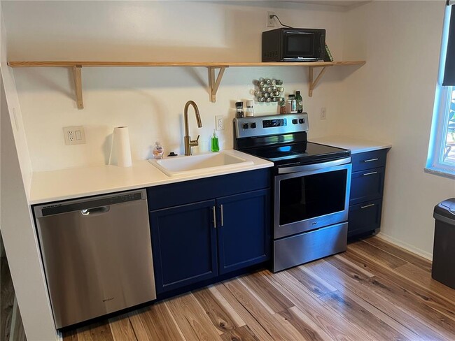 Building Photo - 559 Laura Ln