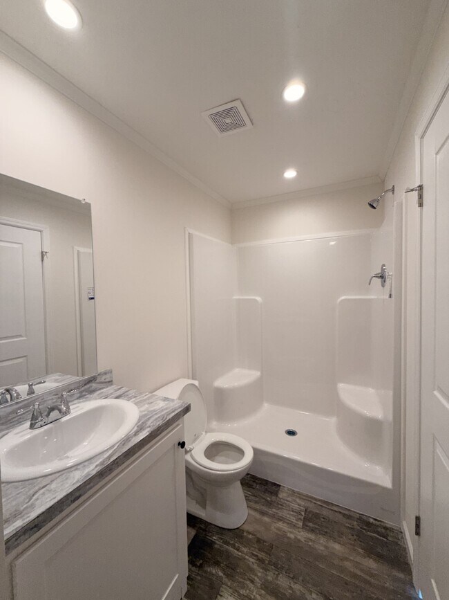 Foto del edificio - 251 Old Country Rd