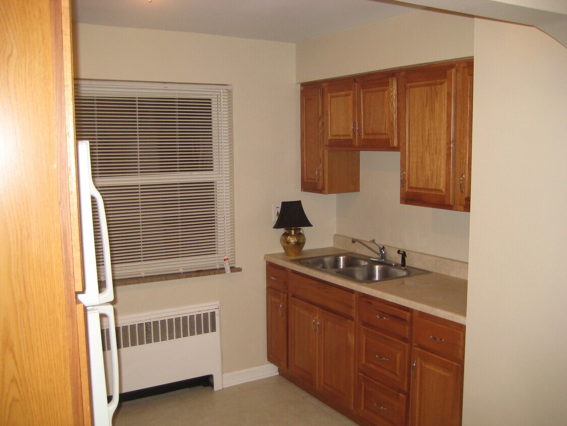 Cocina parcial - 1604 Sutton Ave