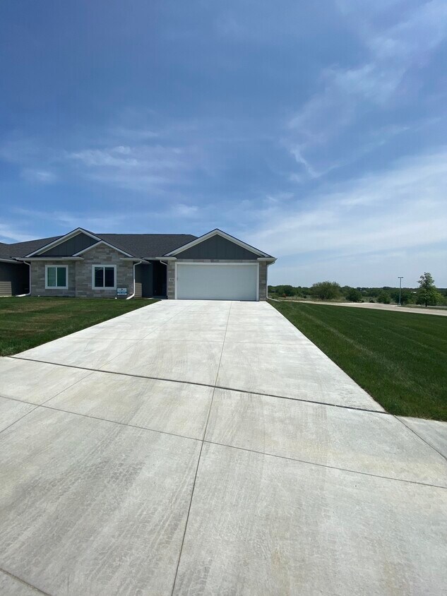 Foto principal - 9234 S 42nd St