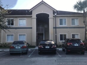 Building Photo - 1095 Golden Lakes Blvd
