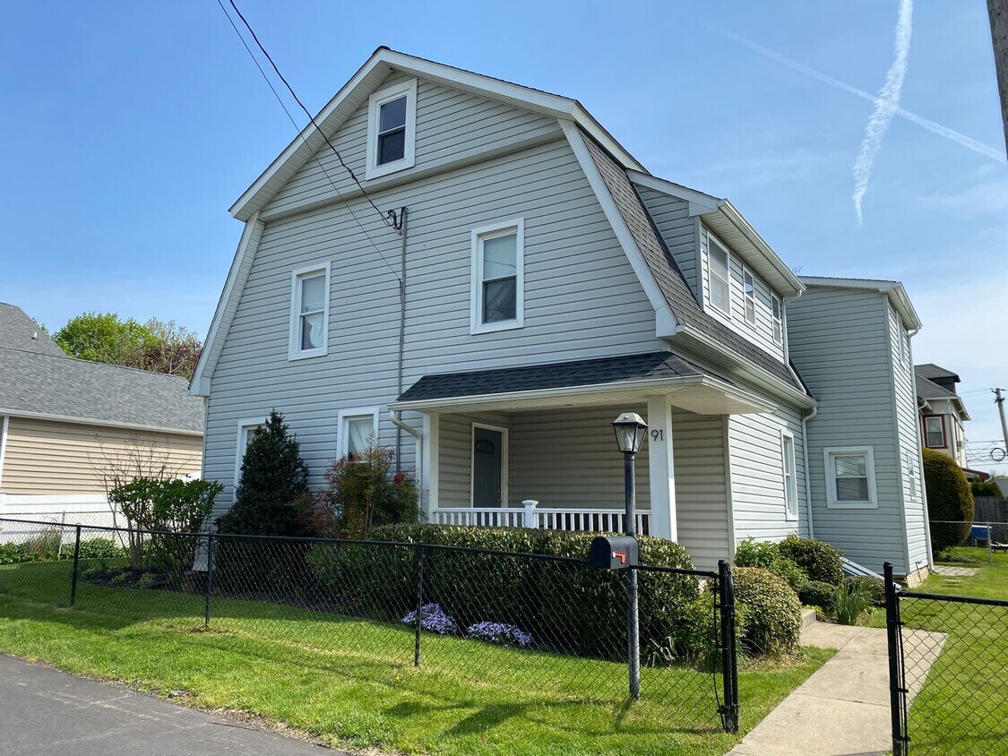 Primary Photo - Single Family Home in Berwyn