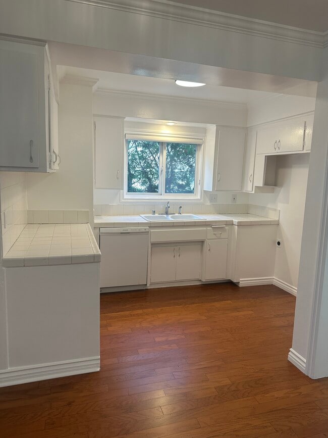 Kitchen - 933 W Huntington Dr
