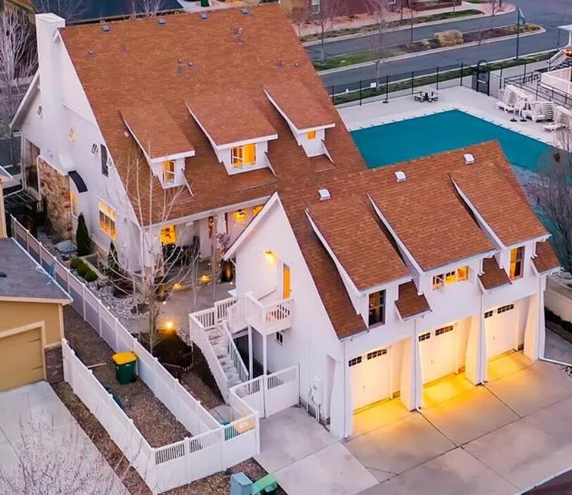 Carriage House above a 3 car garage - 11830 Quitman St