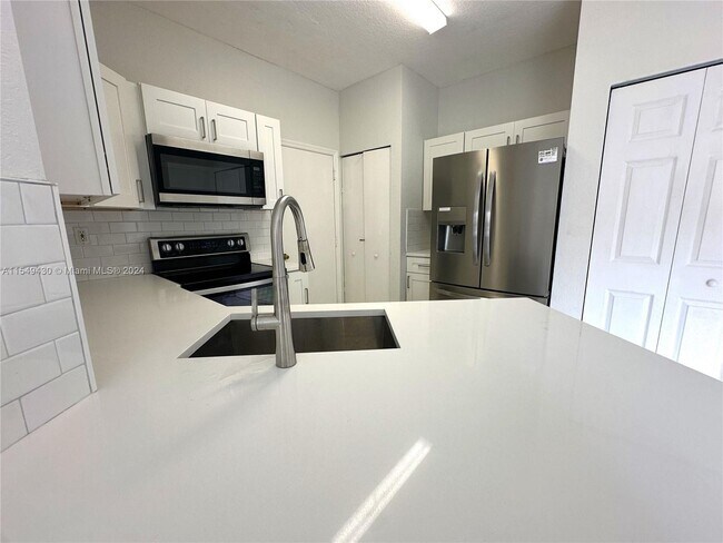 Foto del edificio - 10150 SW 21st St