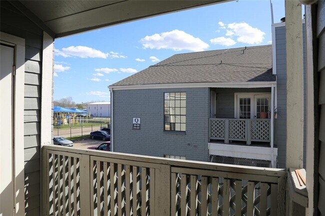 Building Photo - 12500 Sandpiper Dr