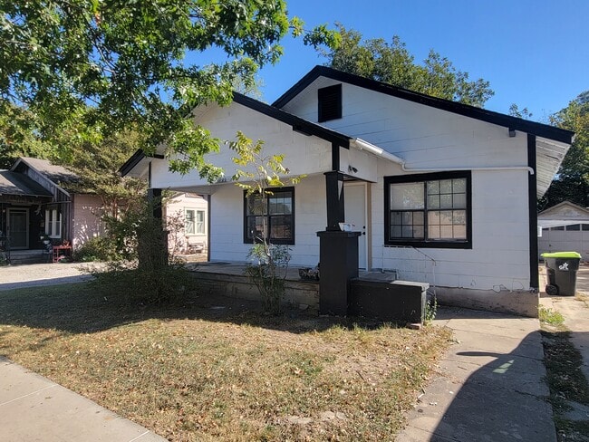 Building Photo - 715 E 16th St