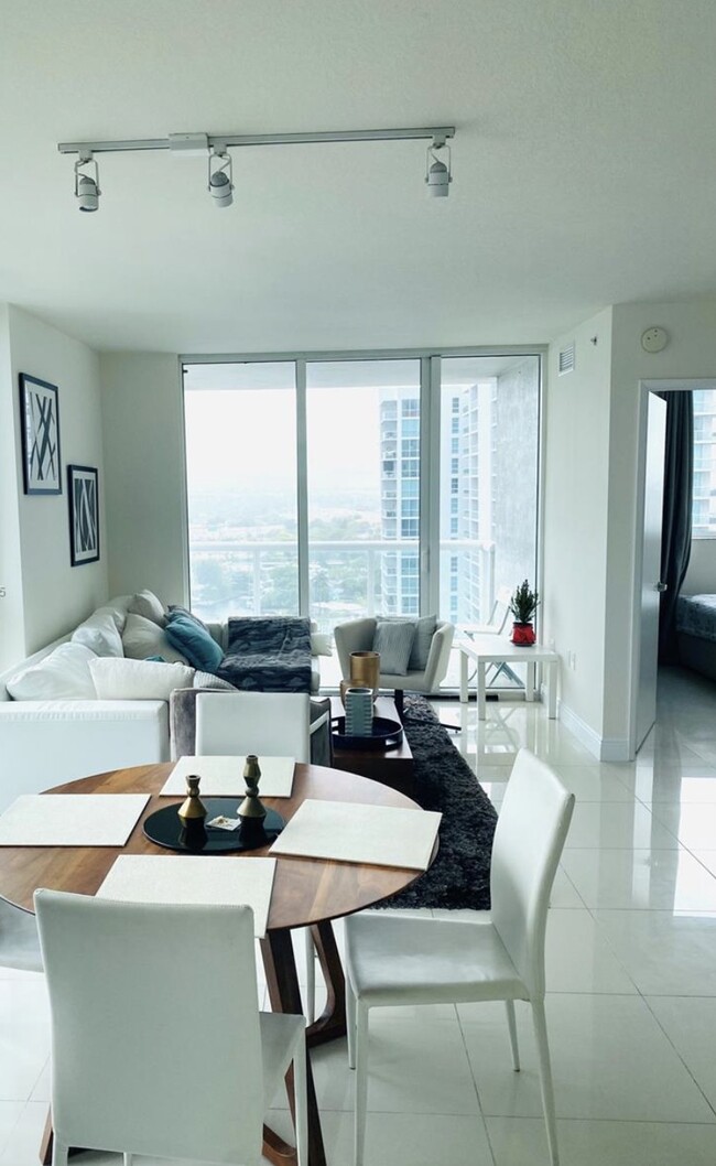 Foto del edificio - 1871 NW South River Dr