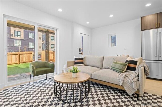 Foto del edificio - First Month on Us!  Gorgeous Contemporary ...