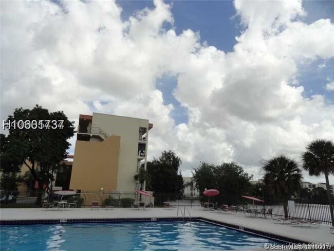 Building Photo - 8897 Fontainebleau Blvd