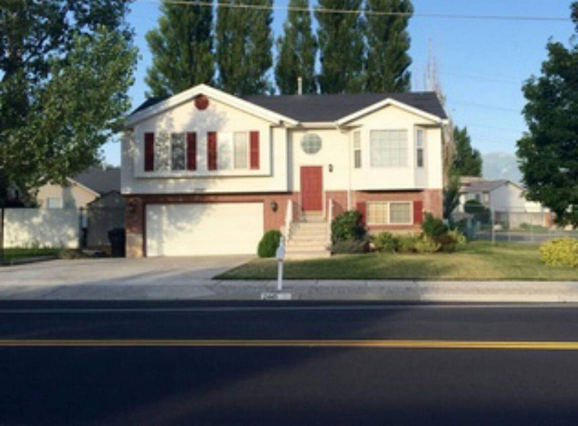Foto principal - 2445 S Main St