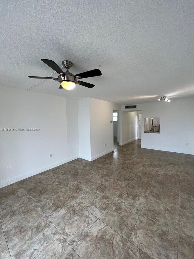 Foto del edificio - 1700 NE 191st St