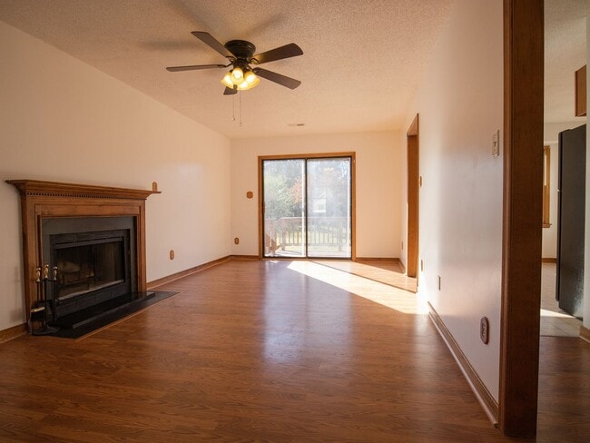 Foto del edificio - Updated Chesterfield 3BR with Large Yard