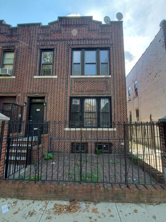 Primary Photo - 200 E 95th St