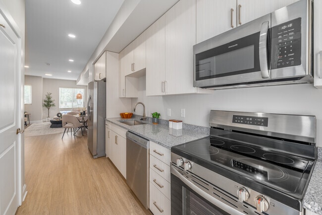 2BR, 1.5BA - Townhouse - 1,356SF - Kitchen - Park Lamont Townhomes