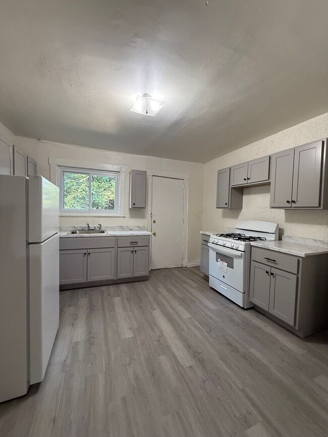 Building Photo - Charming 2-Bedroom Townhome in Lincoln-Lar...