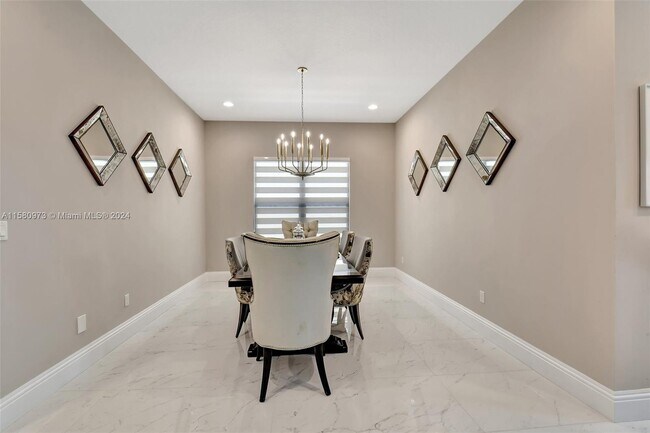 Building Photo - 9331 Eden Roc Ct