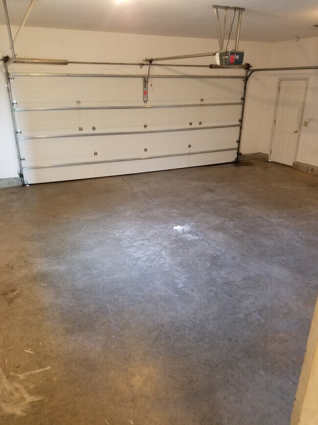 Foto del edificio - AVAILABLE FOR MID APRIL MOVE IN- RARE FIND...