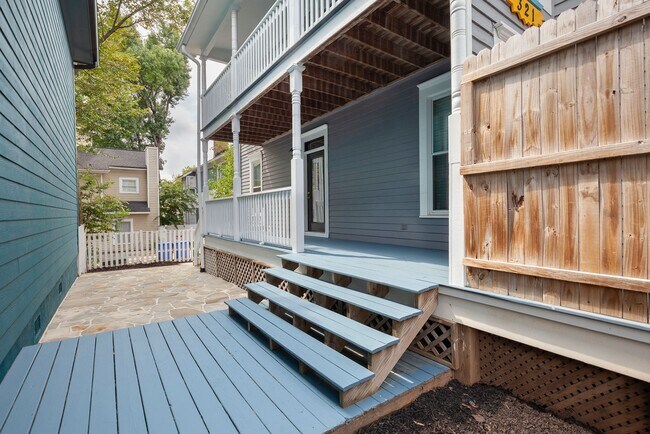 Foto del edificio - Beautiful 2/2.5 in Grant Park w/ Bi-Level ...