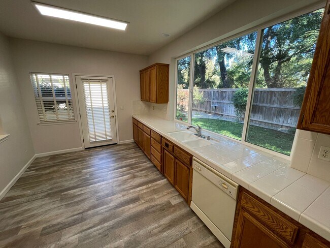 Foto del edificio - 3 bedroom 2 bath, Mission Ranch Neighborhood, Turnkey ready to move in.