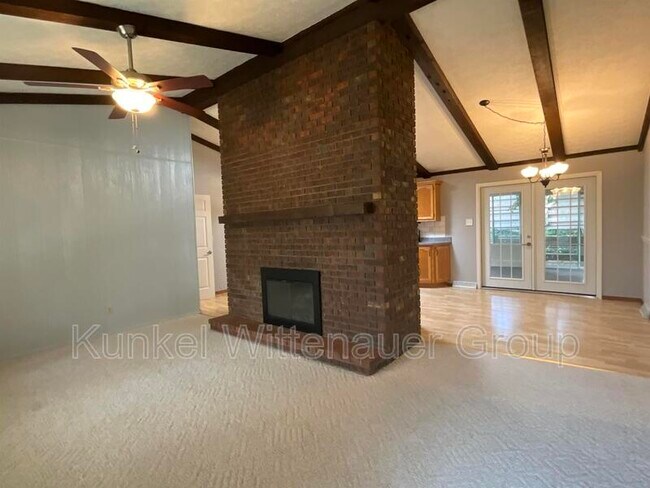 Foto del edificio - 201 Lake Hillcrest Dr