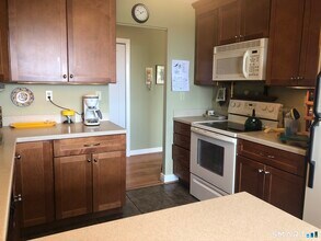 Building Photo - 893 Farmington Ave