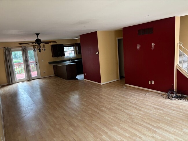 Building Photo - **NEW CARPETING** Abbey Lane Townhome 3 Beds 3 Baths!!