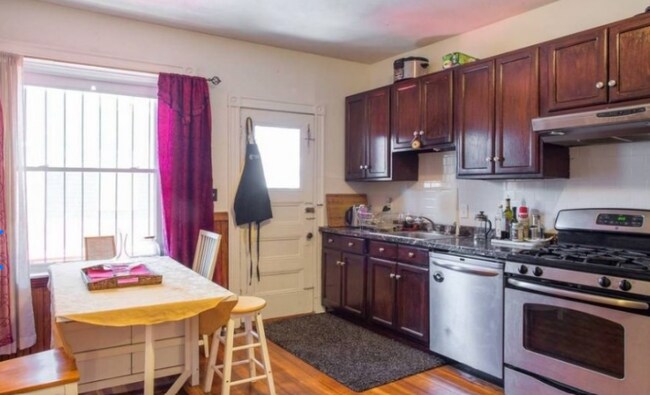 Building Photo - 815 Centre St