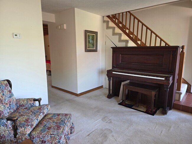 Building Photo - 3br 2.5ba End Unit Townhouse in Timber Ridge Subdivision