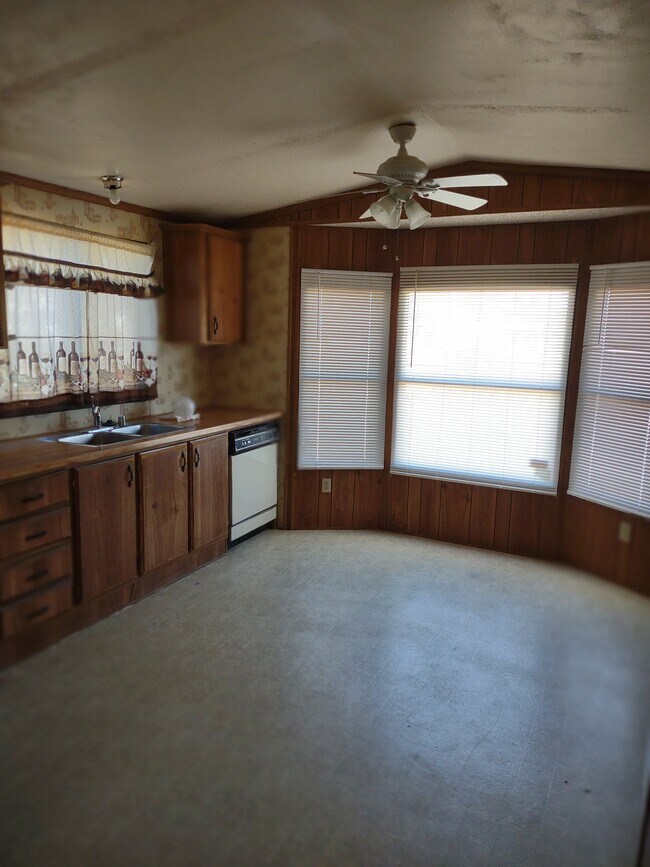 Building Photo - 2643 W Drexel Rd