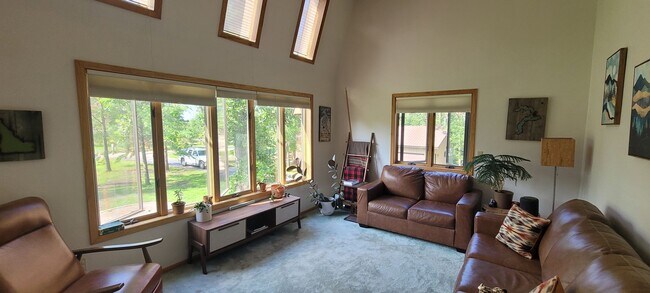 Building Photo - 3 Bedroom 2 Bath Home - Fully Furnished