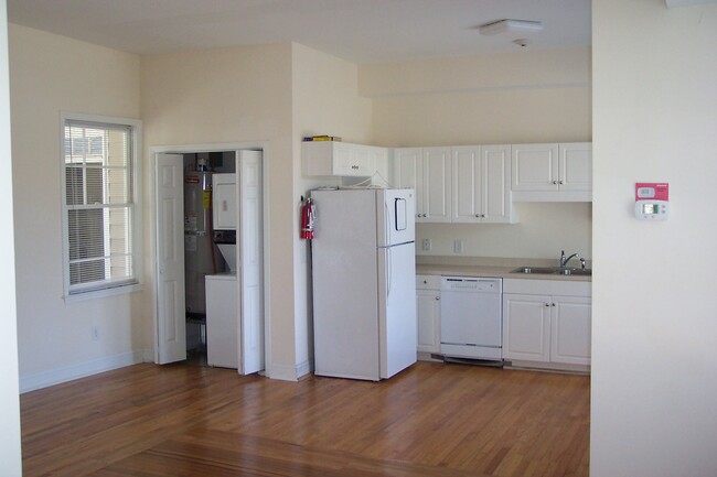 Kitchen and W/D - 141 St Philip St