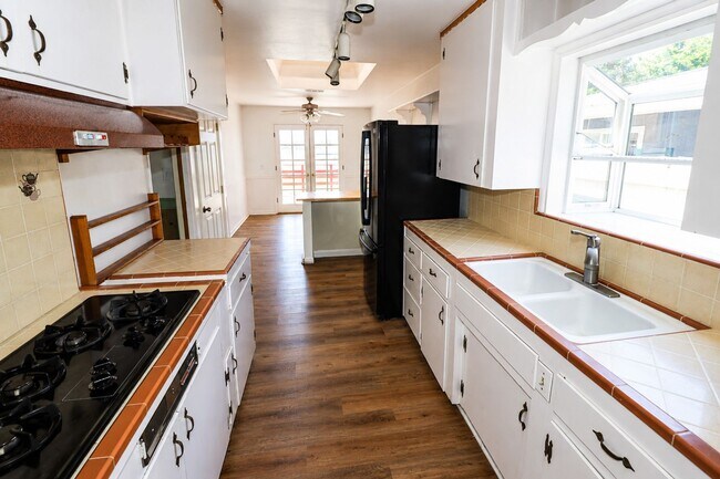 Building Photo - OWNER REMODEL - STUDENT RENTAL NEAR CAMPUS – HUGE DISCOUNT + ONE MONTH FREE!