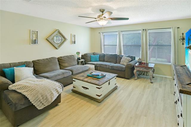 Foto del edificio - 911 Live Oak Dr