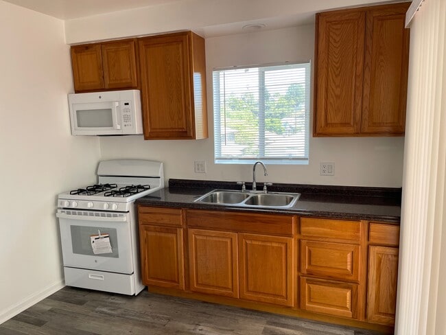 Building Photo - 636 Robinson St