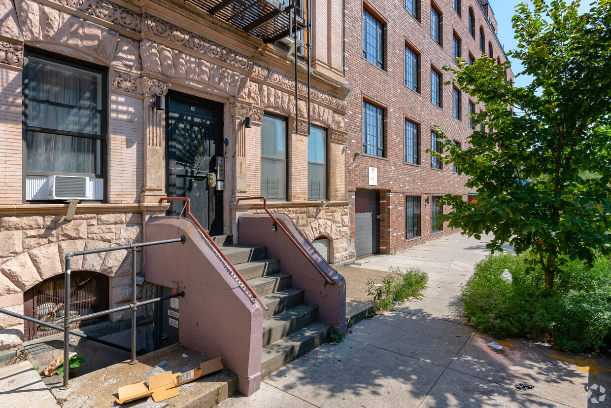 Entrance - 29 Brooklyn Ave