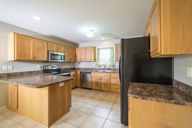 Building Photo - CLOSE TO FORT RILEY! FENCED BACKYARD!