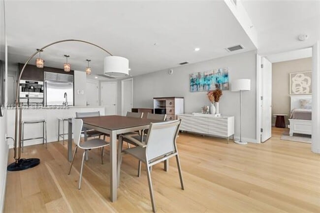 Building Photo - 17001 Collins Ave