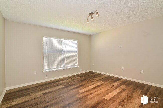 Foto del edificio - 16773 Corner Lake Dr