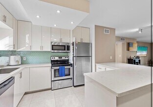 Building Photo - 8511 Old Country Manor