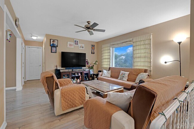 Foto del edificio - 635 Spruce Rd