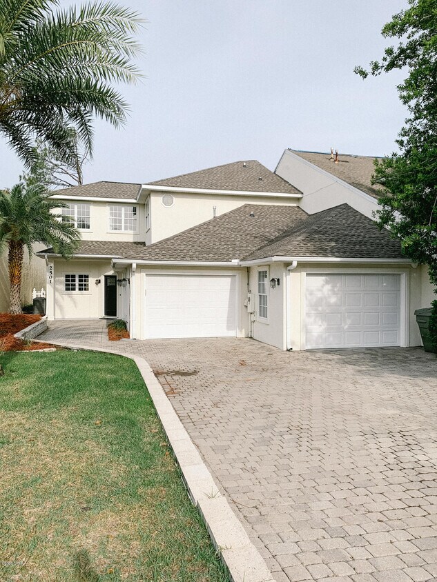 Primary Photo - 2501 Country Club Dr