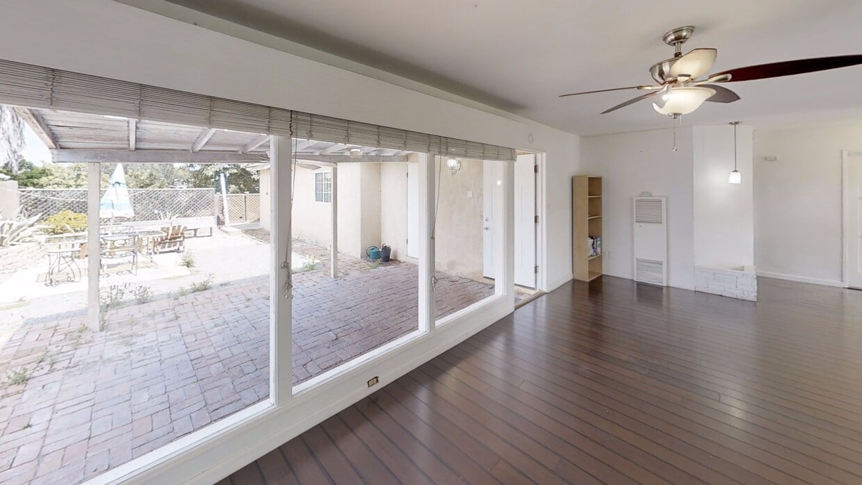 Primary Photo - 5BD/2BA, Great Private Yard! (Lease out, p...