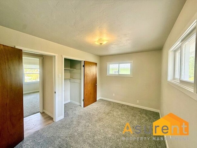 Foto del edificio - Freshly Renovated 3-Bedroom, 1-Bath Duplex in Ashland