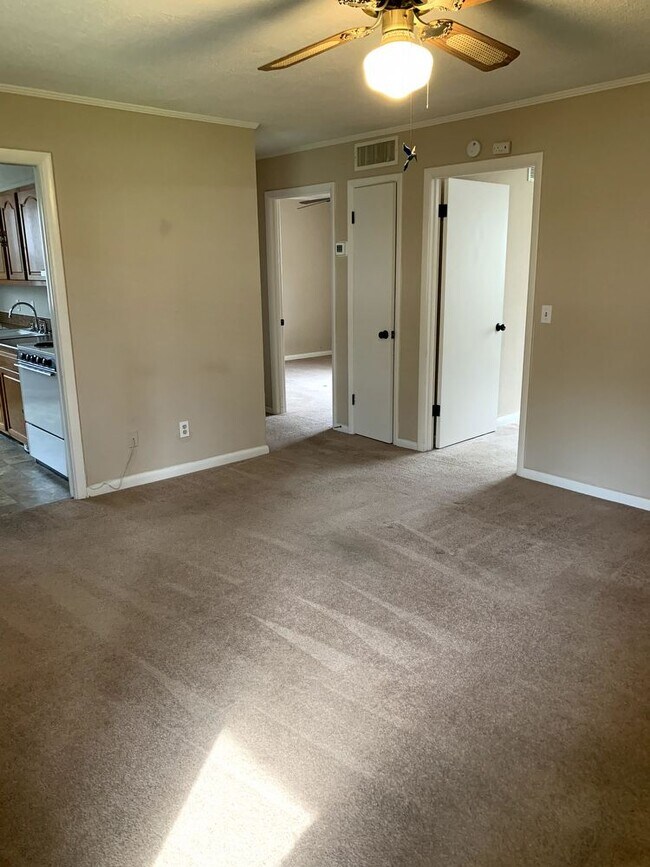 Building Photo - 2 Bedroom 1  Bath Downstairs Apartment