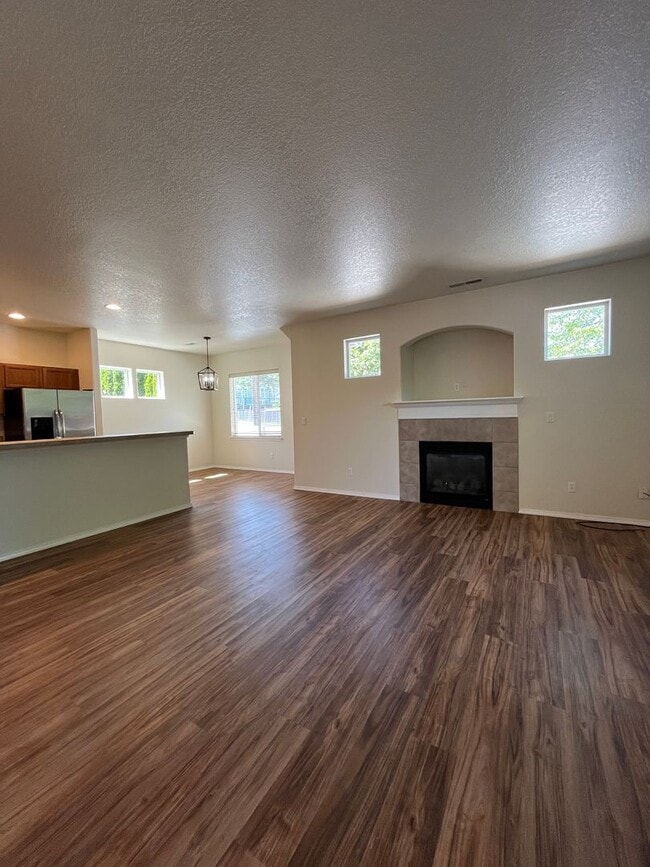 Building Photo - (GAR) 3 Bed/ 3 Bath