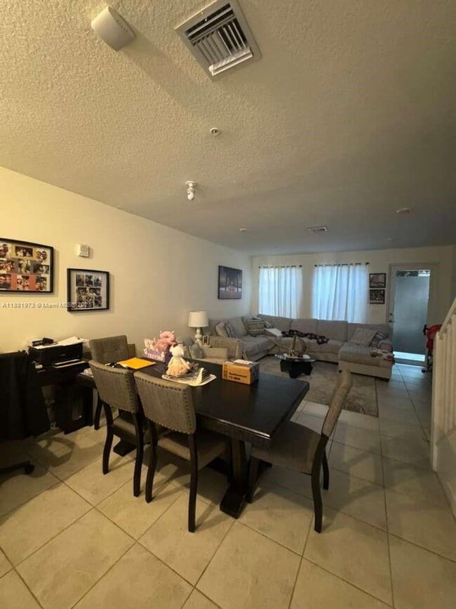 Foto del edificio - 6455 NW 103rd Pl