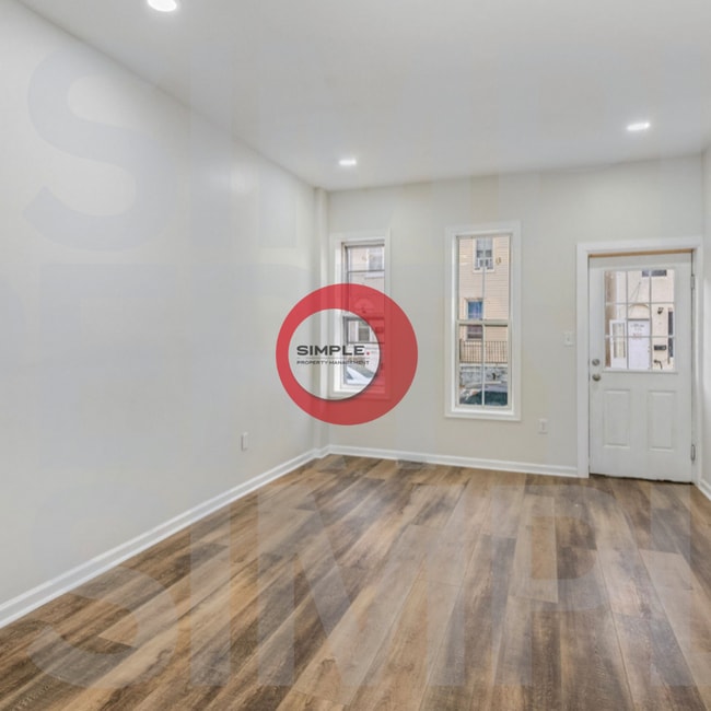 Building Photo - 4 Bedroom / 1 bathroom house