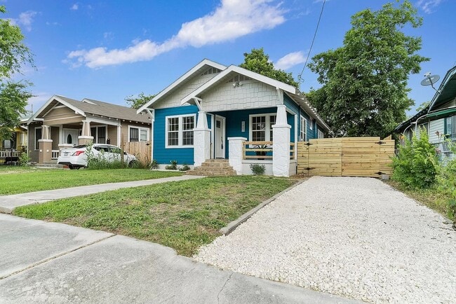 Building Photo - AVAILABLE NOW! 2 Bedroom / 2 Bath Home Nea...