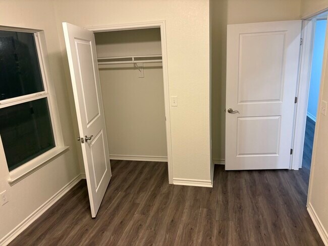 Foto del edificio - 914 Country Club Dr